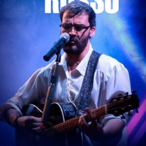 Renato Quase Russo (em pé, sem mesa)